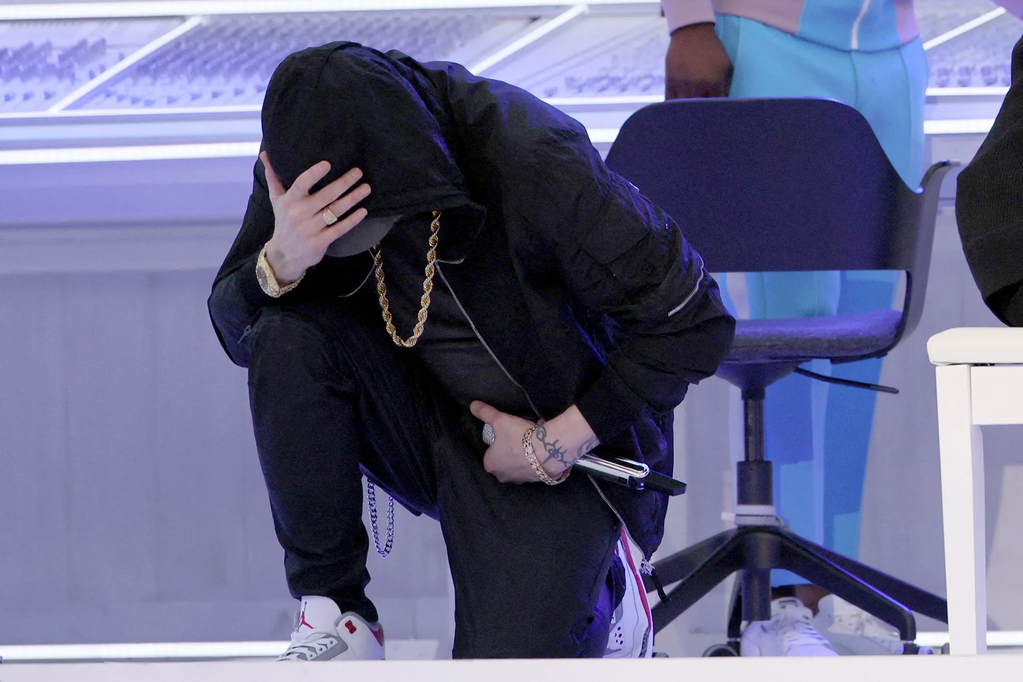 Eminem Kneels During 2022 Super Bowl Halftime Show – Rolling Stone